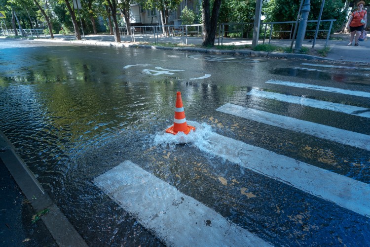 Вода на пешеходном переходе