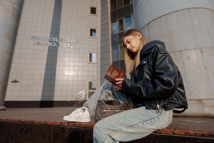 Девушка с паспортом