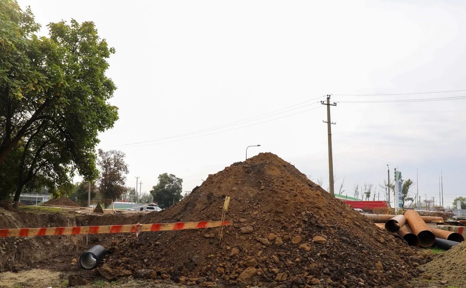 Куча земли, яма.