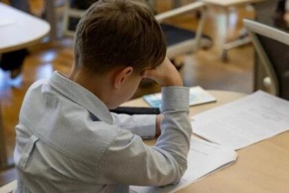 Мальчик решает задачу