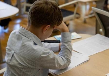 Мальчик решает задачу